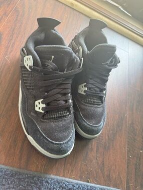 Jordan Retro 4. Black. Good condition. 7Y/ women 8.5